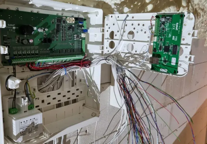 Centrala alarmowa Sateł Integra z modułem ETHM-1 Plus. Wiele przewodów, transformator. Jak wyłączyć alarm w domu? To skomplikowane.