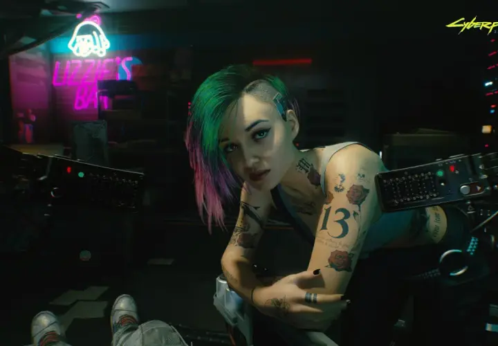 Dziewczyna z kolorowymi włosami i tatuażami w klimacie cyberpunk 1.61, siedzi w mrocznym pomieszczeniu z neonowym napisem "Lizzie's Bar".