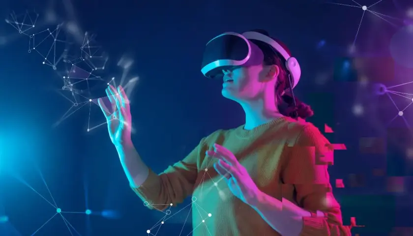 Kobieta w goglach VR dotyka wirtualnej sieci. To pokazuje, co to jest VR – immersyjne doświadczenie w cyfrowym świecie.