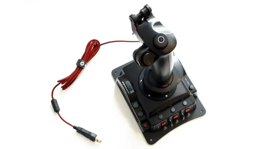 Czarny joystick Ravcore Javelin z czerwonym, plecionym kablem USB, gotowy do lotu.