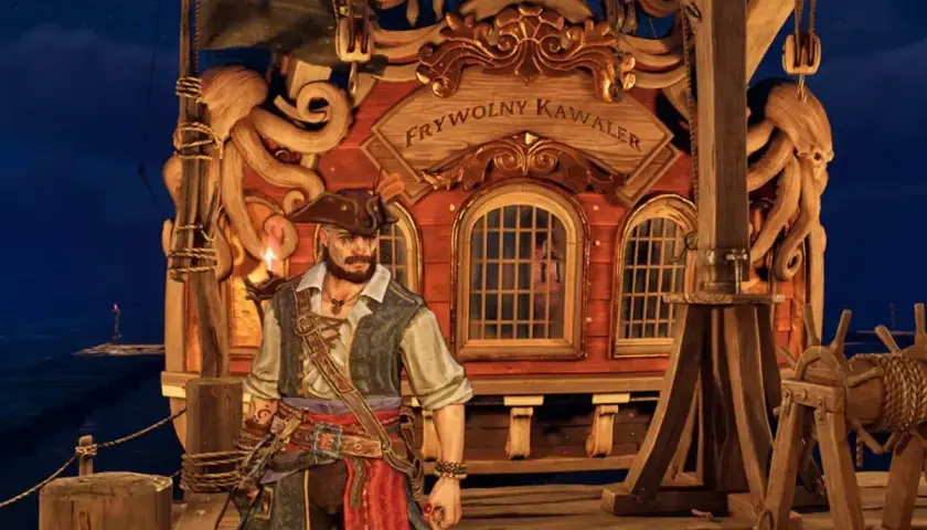 Piracki kapitan na pokładzie statku "Frywolny Kawaler" w grze piraci gra pc. W tle nocne morze i latarnia.