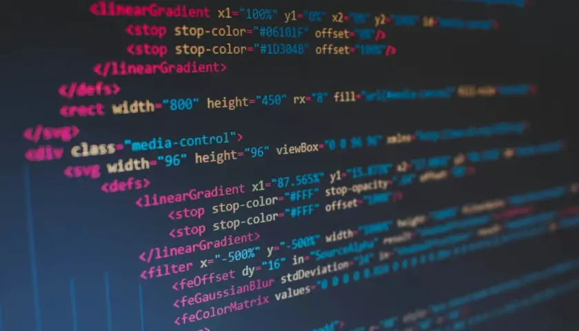 Kod SVG z definicjami gradientów i filtrów. Choć nie widać tu bezpośrednio, jak pogrubić tekst w HTML, kod ten pokazuje strukturę i atrybuty, które można by zastosować do stylizacji.