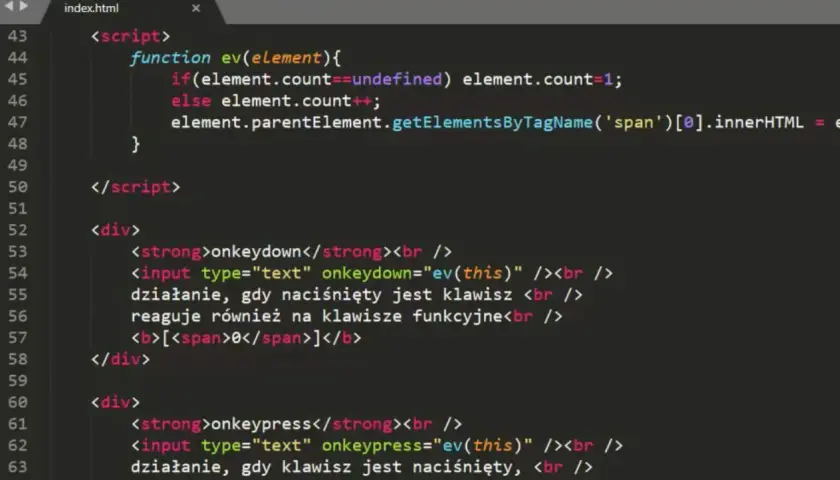 Kod JavaScript w pliku index.html obsługuje zdarzenia klawiatury, pokazując, jak html ile gelişmiş web işlemleri są realizowane.