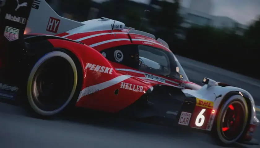 Wyścigówka z numerem 6 na torze, z logotypami Penske i DHL. Nowa aktualizacja Gran Turismo 7 przynosi emocje!