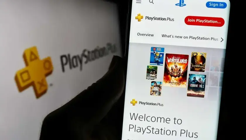 Telefon wyświetla stronę PlayStation Plus z grami. Odkryj setki **playstation extra gry** i ciesz się unikalnymi korzyściami.