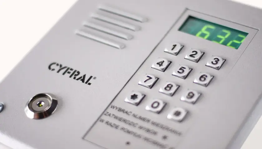 Panel domofonu Cyfral z klawiaturą numeryczną i wyświetlaczem. Instrukcja podpowiada, jak wyłączyć domofon, wybierając numer mieszkania i potwierdzając go.