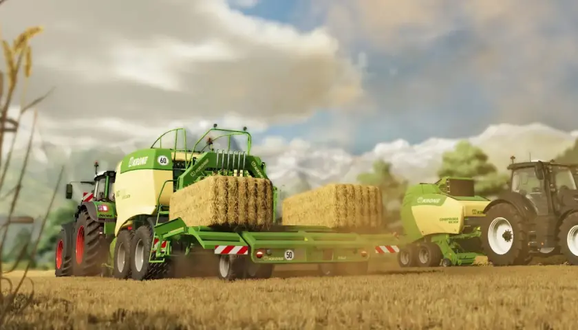 Traktor z przyczepą prasuje słomę. Wirtualni gracze mogą cieszyć się wspólną rozgrywką dzięki farming simulator 22 crossplay.