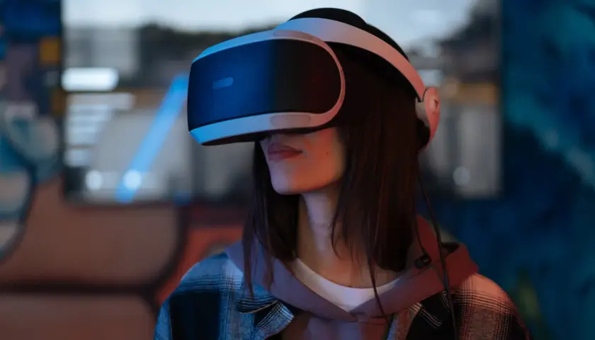 Kobieta w goglach VR, zastanawia się jakie gogle VR do telefonu wybrać, by zanurzyć się w wirtualnym świecie.