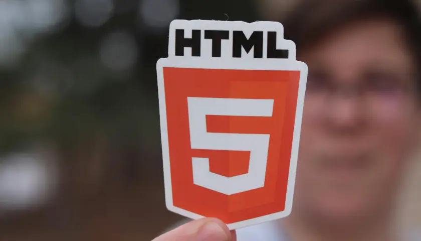 Naklejka z logo HTML5, symbolizująca podstawy, jak tworzyć strony internetowe html.