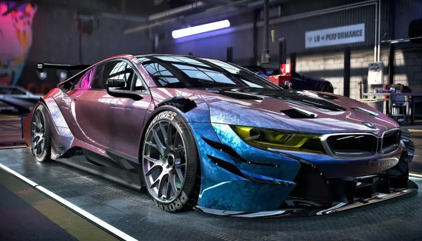 Zmodyfikowany BMW i8 w garażu, gotowy do wyścigów w NFS Heat. Możliwość gry cross-play sprawia, że rywalizacja jest jeszcze bardziej ekscytująca!