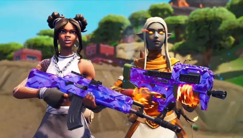 Dwie postacie z gry Fortnite sezon 8 z fioletowymi, kryształowymi broniami. Jedna ma ciemną skórę i włosy upięte w dwa kucyki, druga jest elfem z płonącymi oczami.