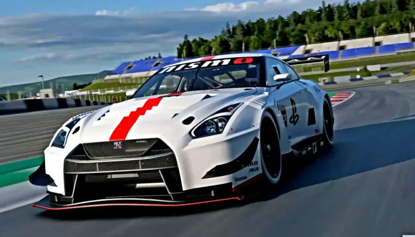 Wyścigowy Nissan GT-R Nismo na torze, porównanie Gran Turismo 7 PS4 vs PS5.