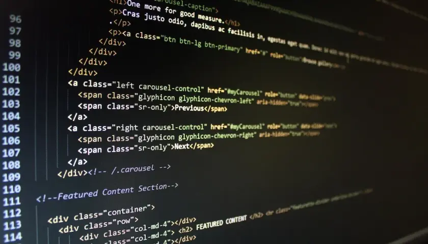 Kod HTML na ekranie. Czy HTML to język programowania? To pytanie nurtuje wielu.