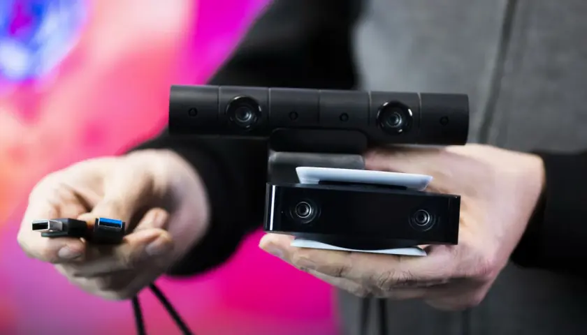 Dwie kamery PlayStation VR i kable USB. Dowiedz się, jak podłączyć okulary VR do PS4.