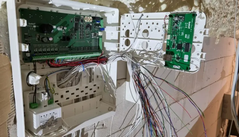 Centrala alarmowa Sateł Integra z modułem ETHM-1 Plus. Wiele przewodów, transformator. Jak wyłączyć alarm w domu? To skomplikowane.