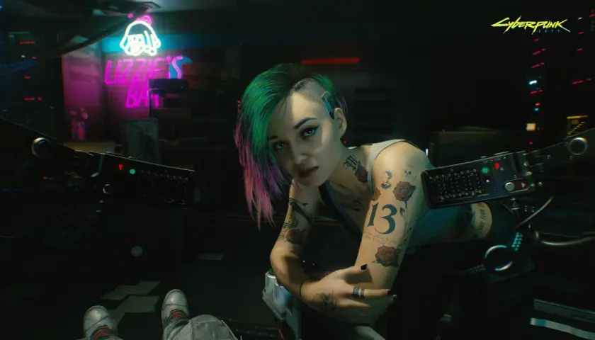 Dziewczyna z kolorowymi włosami i tatuażami w klimacie cyberpunk 1.61, siedzi w mrocznym pomieszczeniu z neonowym napisem "Lizzie's Bar".