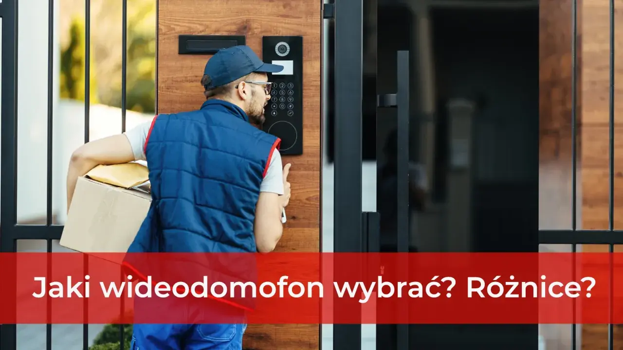 Kurier z paczką przy nowoczesnym domofonie. Jaki domofon do furtki wybrać, by zapewnić bezpieczeństwo i wygodę?