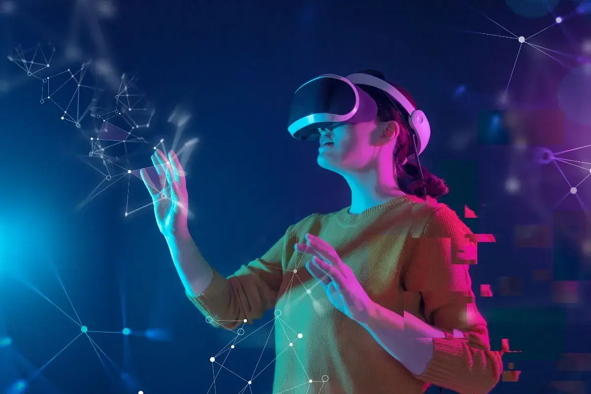 Kobieta w goglach VR dotyka wirtualnej sieci. To pokazuje, co to jest VR – immersyjne doświadczenie w cyfrowym świecie.