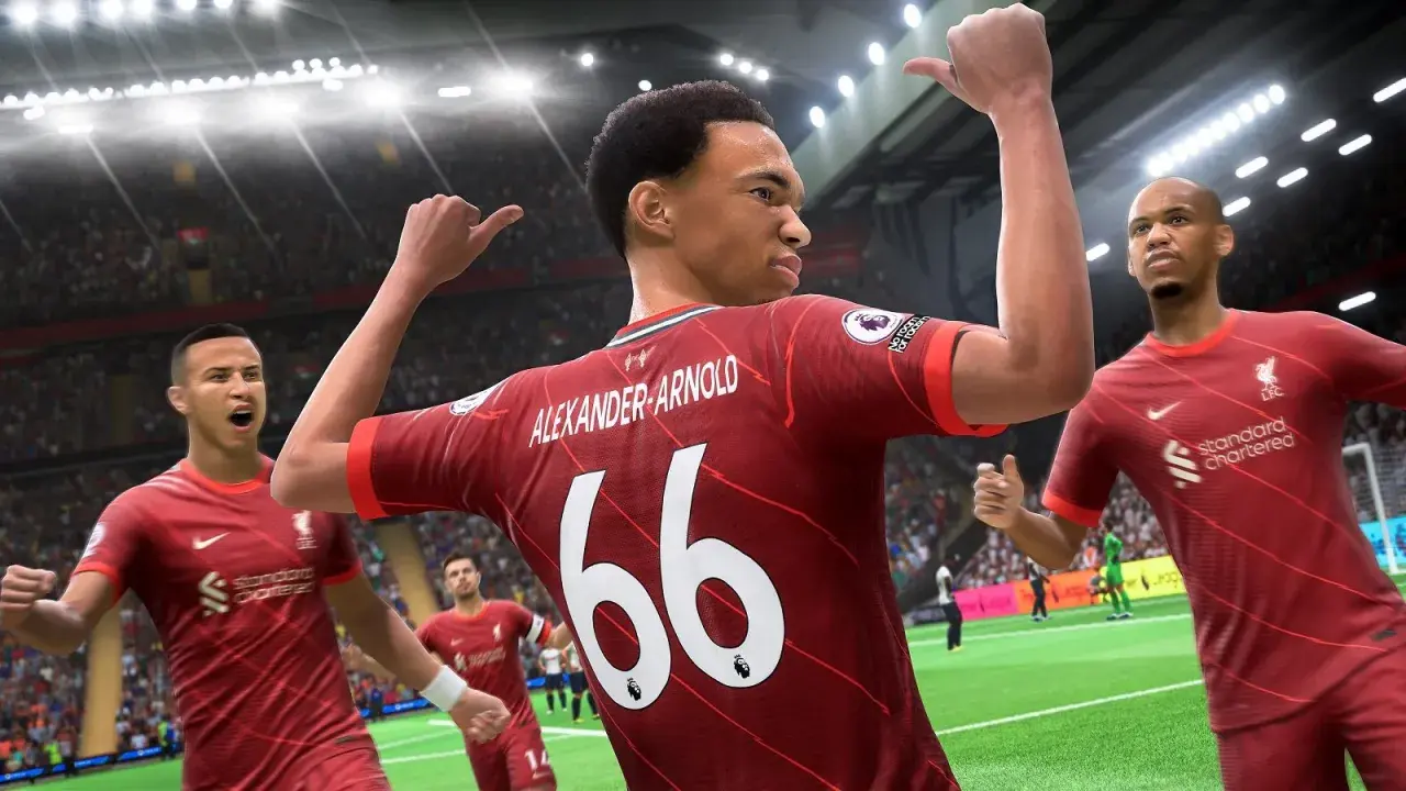 Piłkarze Liverpoolu świętują bramkę w grze FIFA 22. Alexander-Arnold z numerem 66 na plecach cieszy się z kolegami.