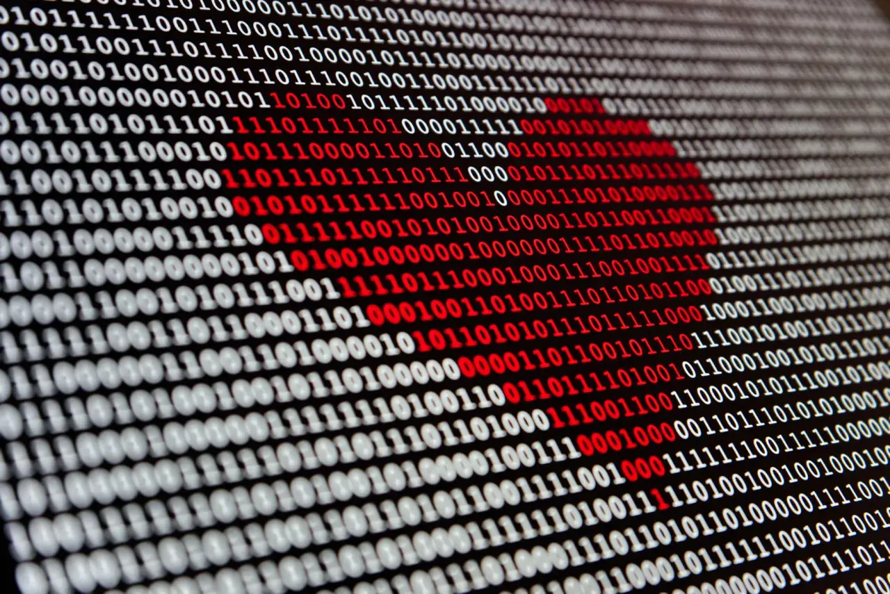 Czerwone serce zrobione z jedynek i zer, pokazujące, jak sie liczy system binarny.