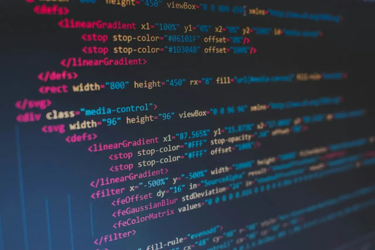 Kod SVG z definicjami gradientów i filtrów. Choć nie widać tu bezpośrednio, jak pogrubić tekst w HTML, kod ten pokazuje strukturę i atrybuty, które można by zastosować do stylizacji.