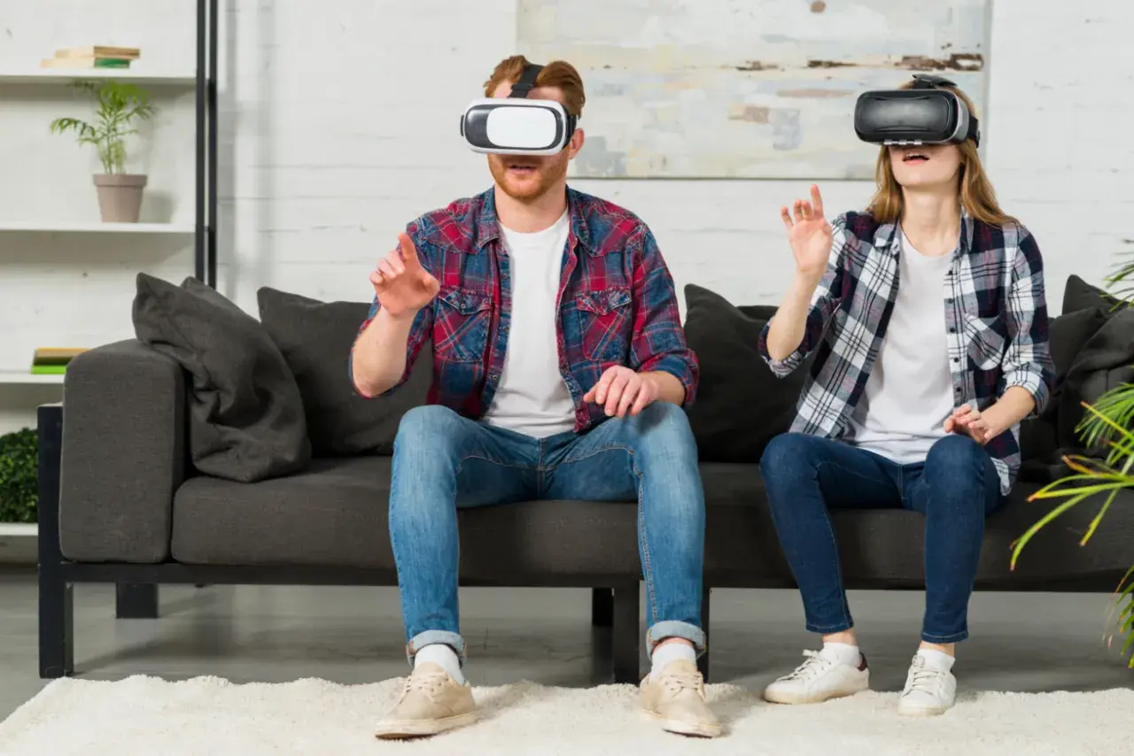 Para dowiedzieć się, jak oglądać filmy VR na PS4, zobacz parę w goglach VR na kanapie, zanurzoną w wirtualnym świecie.