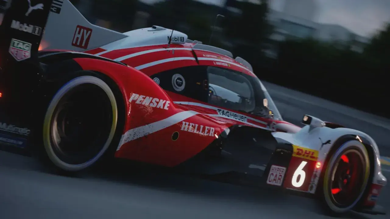 Wyścigówka z numerem 6 na torze, z logotypami Penske i DHL. Nowa aktualizacja Gran Turismo 7 przynosi emocje!