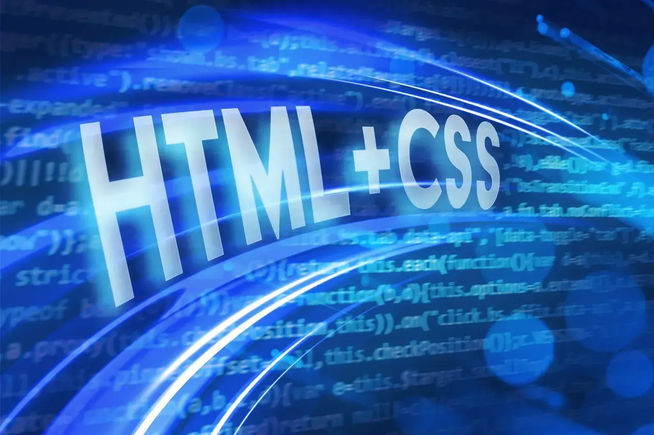 Białe napisy "HTML + CSS" na tle niebieskiego kodu. Pokazuje, jak połączyć html ile css, tworząc strony internetowe.