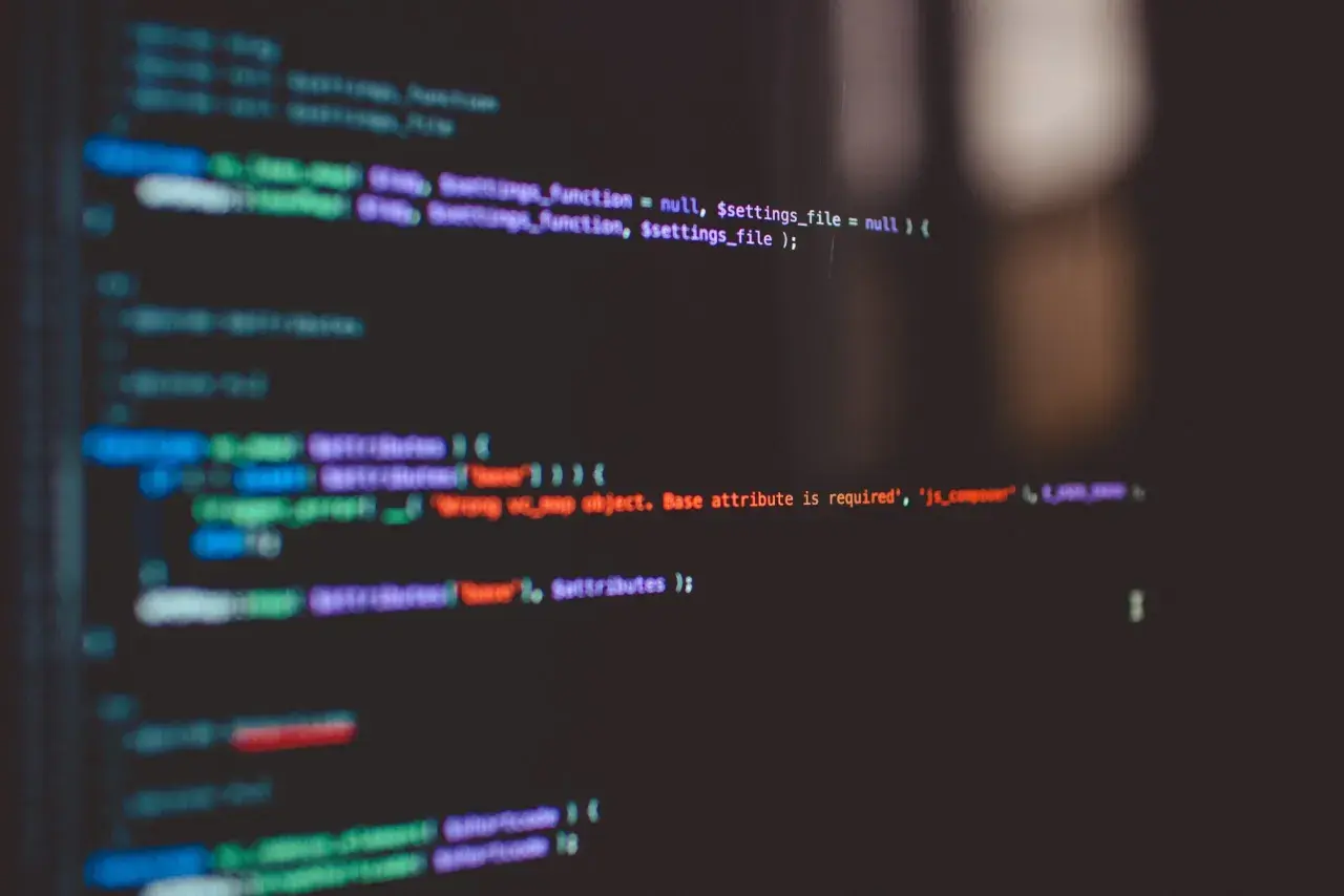 Fragment kodu z kolorowym podświetleniem, pokazujący jak podłączyć CSS do HTML. Widoczne fragmenty kodu PHP i JavaScript.