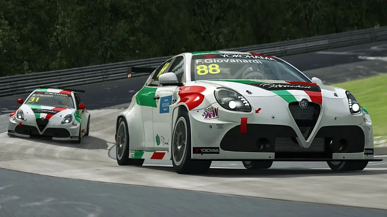 Dwa samochody wyścigowe Alfa Romeo ścigają się na torze. Idealne dla fanów darmowe gry wyścigowe Steam.