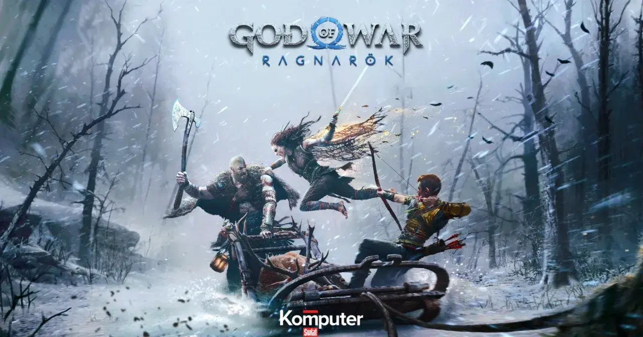 Kratos i Atreus w akcji w śnieżnym lesie, zapowiedź gry God of War Ragnarok na PS Plus.