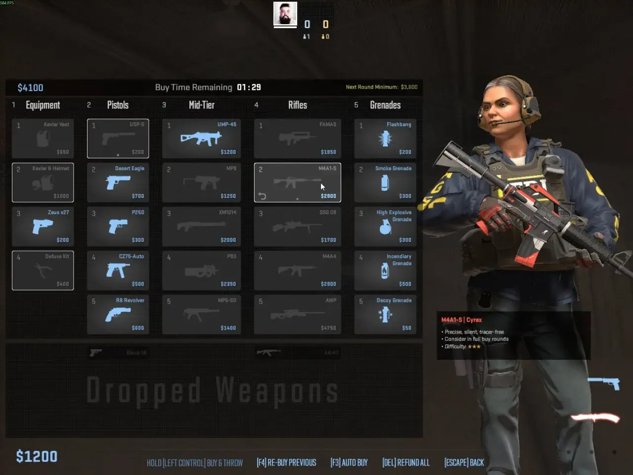 Gracz przygotowuje się do rundy w CS:GO, przeglądając opcje broni i wyposażenia. Czas na update!