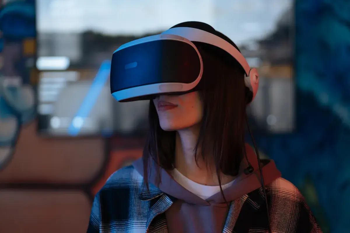 Kobieta w goglach VR, zastanawia się jakie gogle VR do telefonu wybrać, by zanurzyć się w wirtualnym świecie.