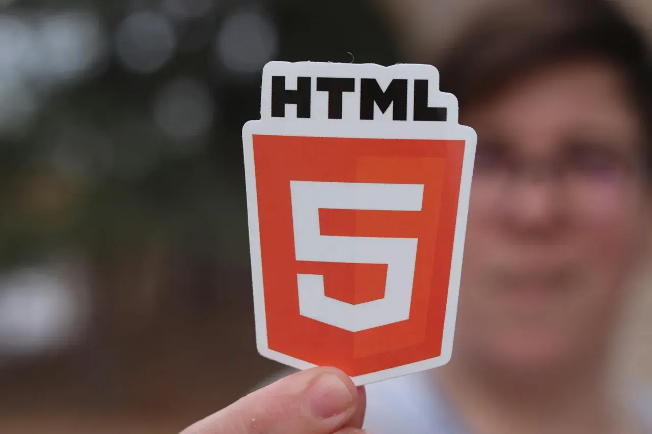 Naklejka z logo HTML5, symbolizująca podstawy, jak tworzyć strony internetowe html.