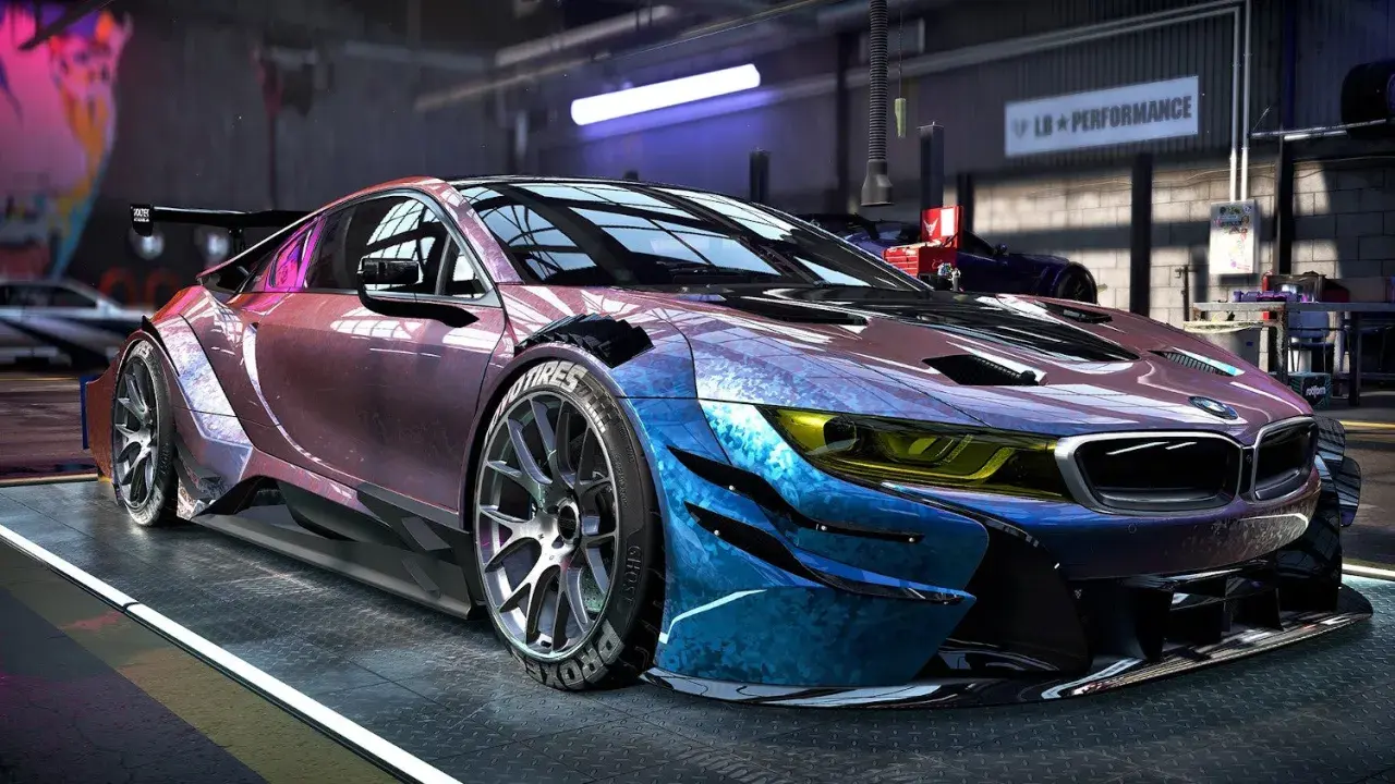 Zmodyfikowany BMW i8 w garażu, gotowy do wyścigów w NFS Heat. Możliwość gry cross-play sprawia, że rywalizacja jest jeszcze bardziej ekscytująca!
