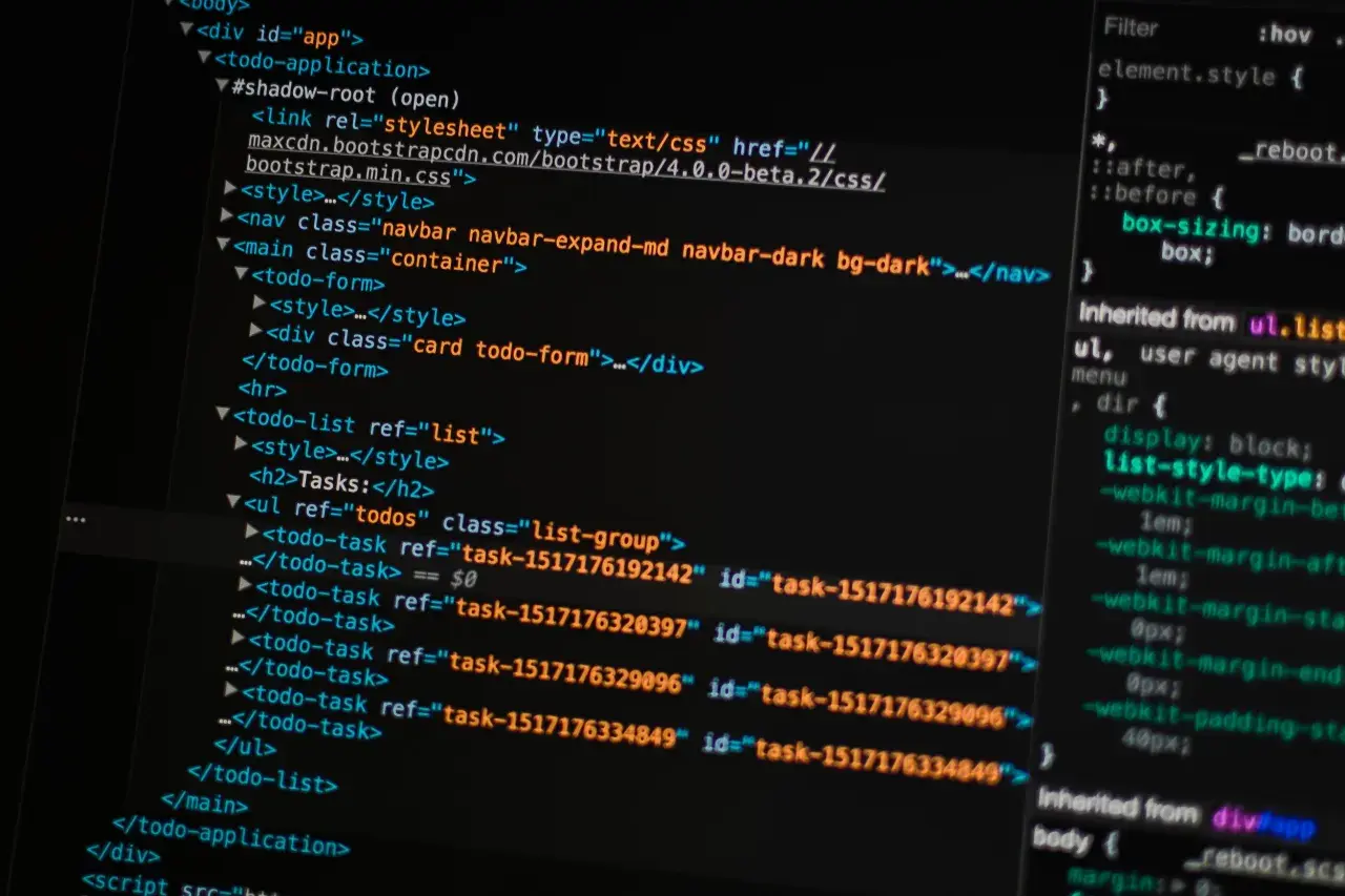 Kod HTML i CSS na ekranie komputera. Pokazuje fragmenty kodu, które można wykorzystać, aby nauczyć się, jak zrobić stronę HTML w notatniku.