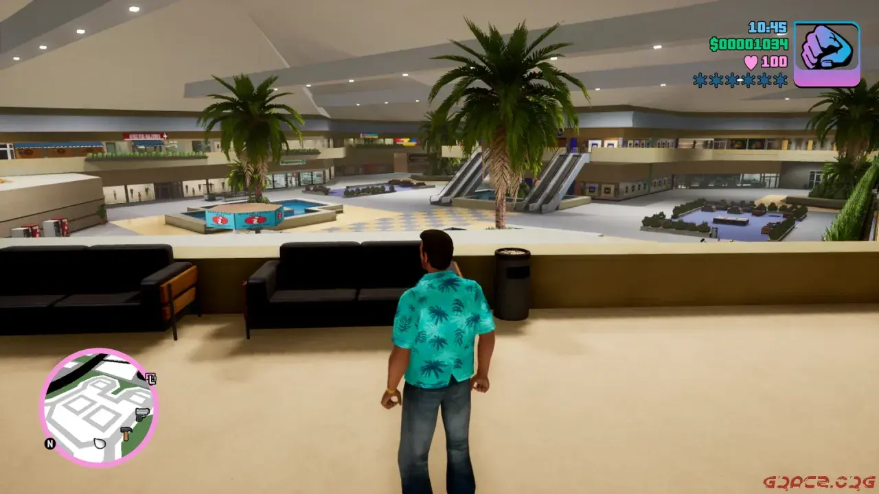 Gracz w GTA Vice City na PS5 w centrum handlowym, otoczony palmami i sklepami.