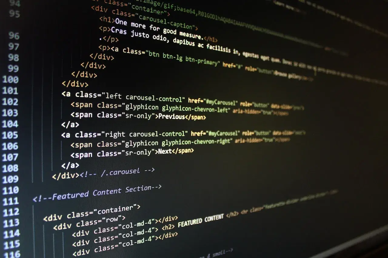 Kod HTML na ekranie. Czy HTML to język programowania? To pytanie nurtuje wielu.