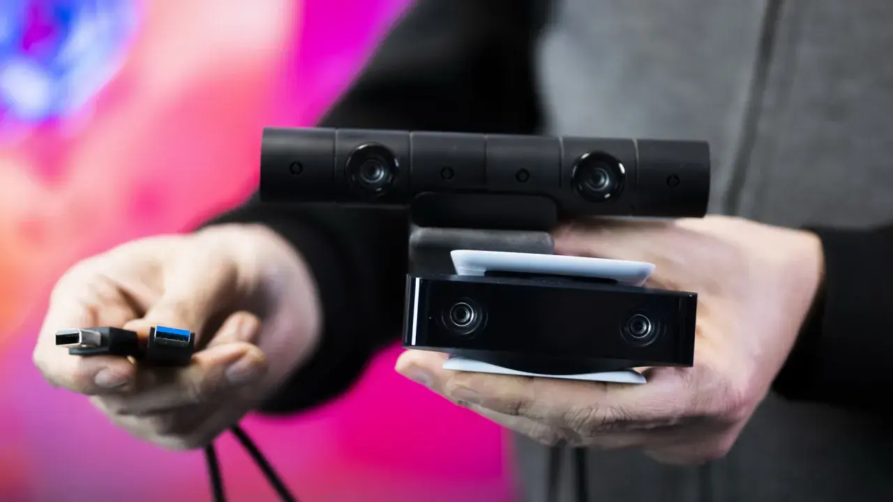 Dwie kamery PlayStation VR i kable USB. Dowiedz się, jak podłączyć okulary VR do PS4.