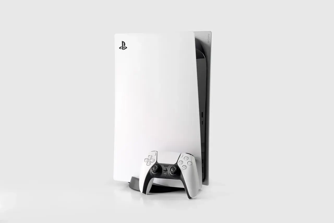 Konsola PlayStation 5 z kontrolerem DualSense, symbol ekskluzywnych wrażeń z gry.