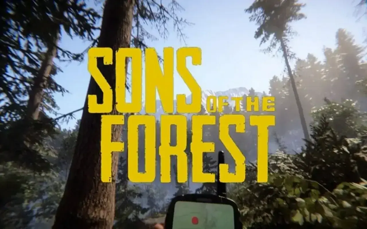 Napis "Sons of the Forest" na tle gęstego lasu i gór. Widać też fragment urządzenia z mapą, jakby gracza w grze "the forest 2 ps5".