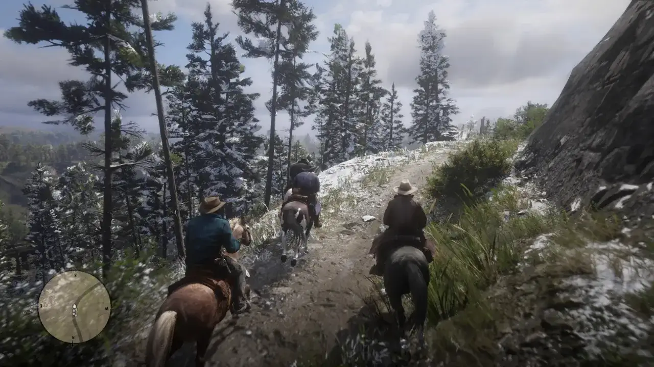 Trzech jeźdźców przemierza ośnieżony górski szlak w Red Dead Redemption 2. PS Plus oferuje niesamowite przygody.