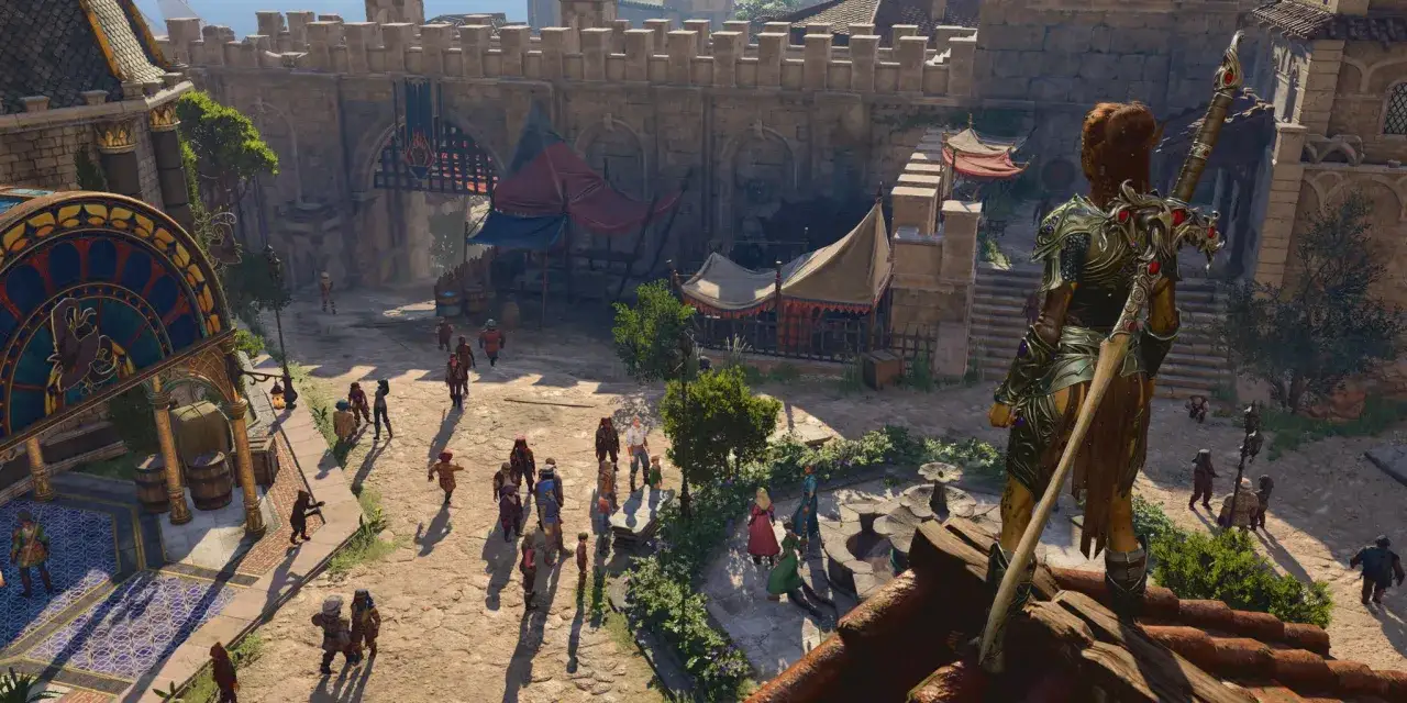 Postać w zbroi z mieczem obserwuje tętniący życiem rynek w grze Baldur's Gate 3, dostępnej w ramach Game Pass.