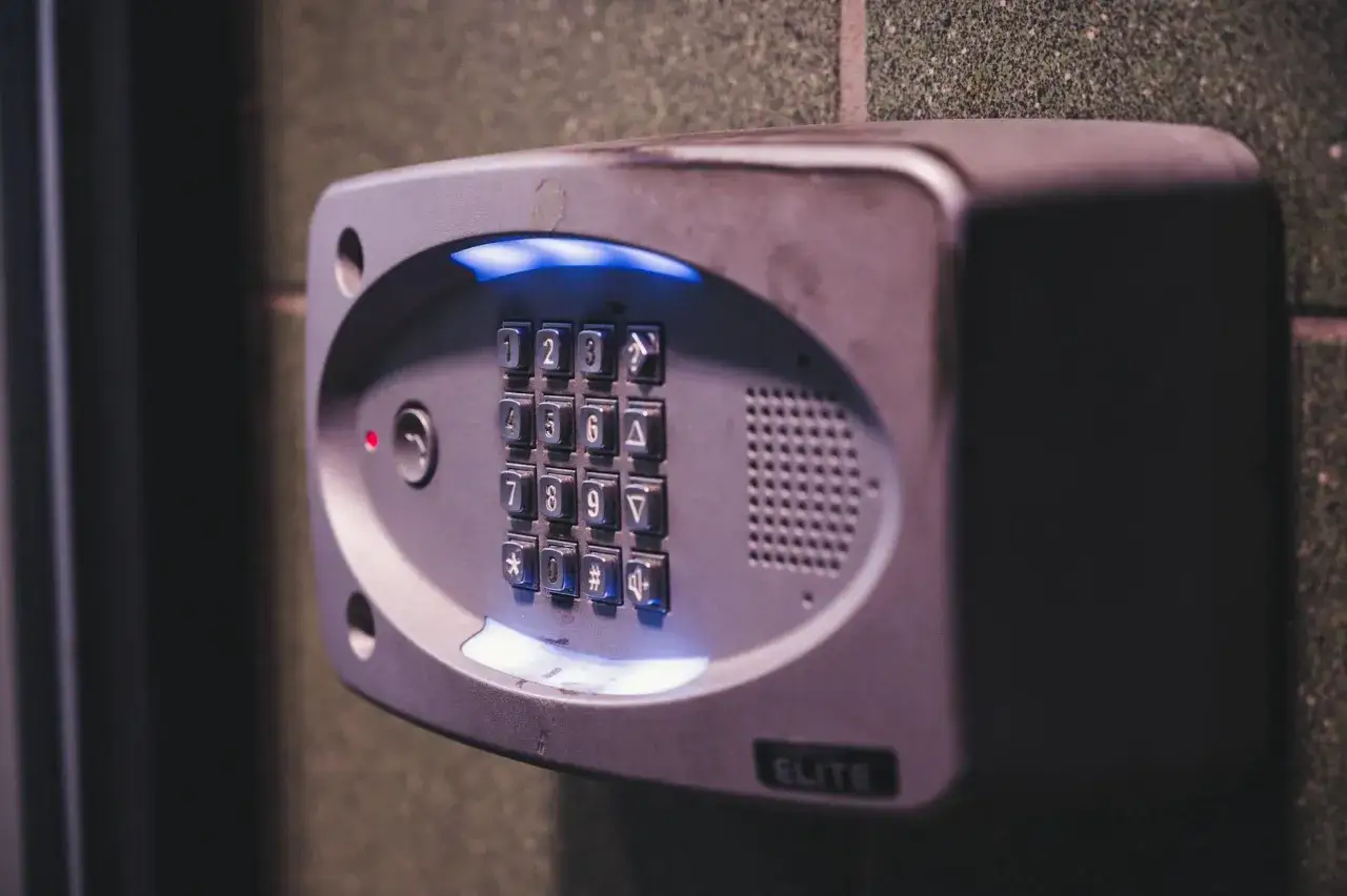 Klawiatura alarmowa z podświetlanymi przyciskami. Aby wyłączyć alarm w domu, wpisz kod PIN.