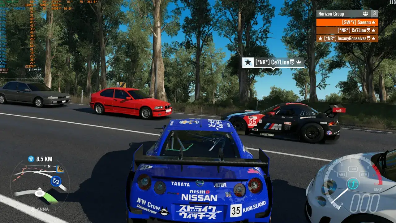 Wyścig w Forza Horizon 5 multiplayer. Kilka samochodów, w tym Nissan GT-R, ściga się po malowniczej drodze.