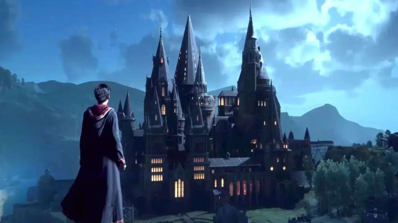 Uczeń w szacie spogląda na Hogwart nocą. Czy to zapowiedź nowego Hogwarts Legacy DLC?