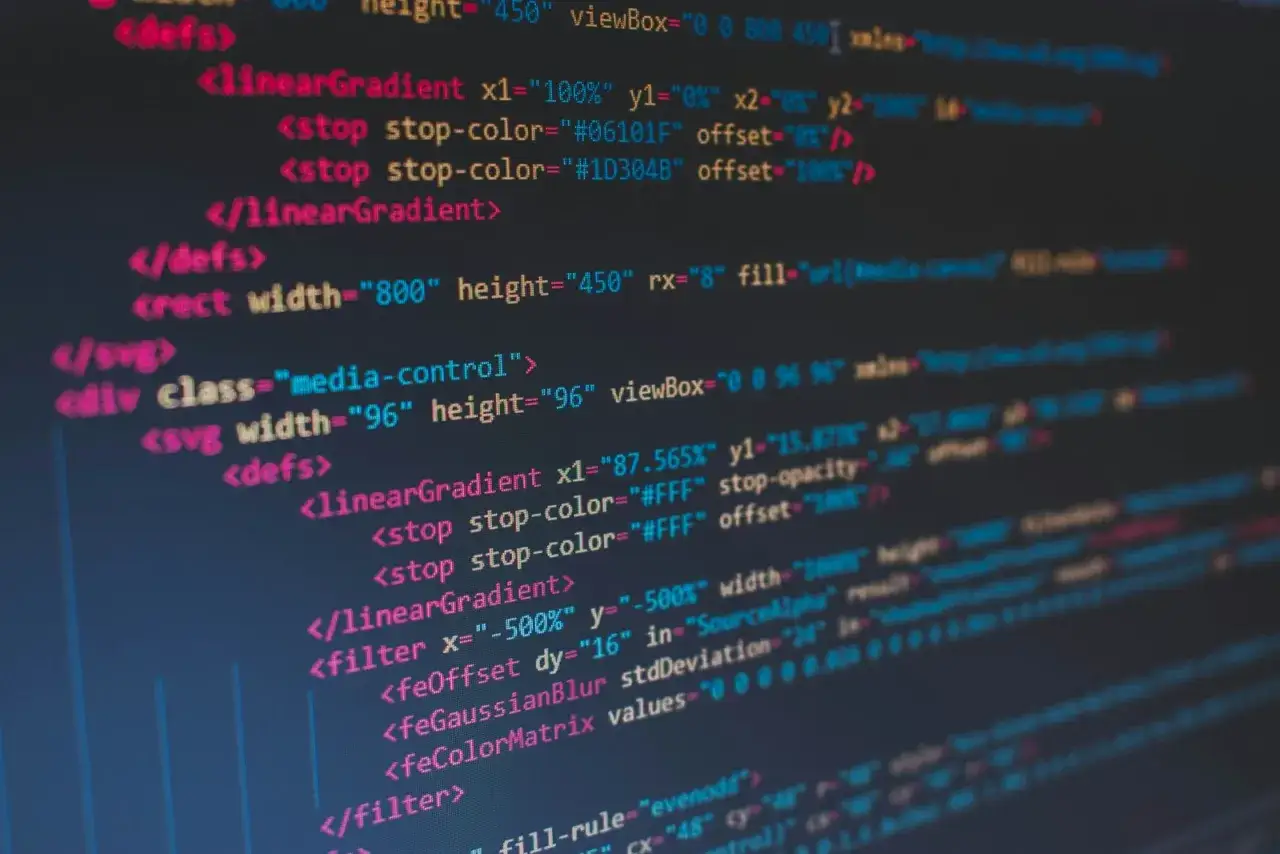 Kod SVG z definicjami gradientów i filtrów. Choć nie widać tu bezpośrednio, jak pogrubić tekst w HTML, kod ten pokazuje strukturę i atrybuty używane w tworzeniu elementów wizualnych.