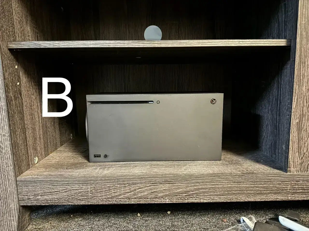 Xbox Series X leży na półce. Litera 