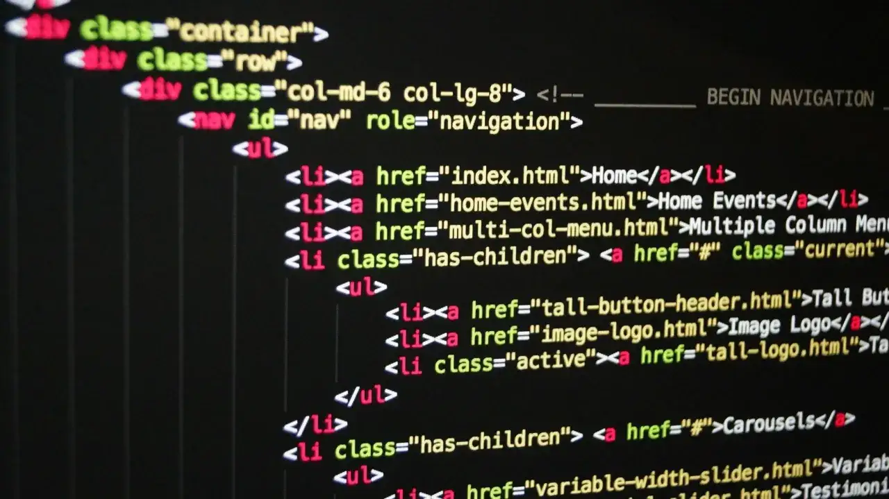 Kod HTML z nawigacją. Aby zmienić kolor czcionki HTML, użyj CSS.