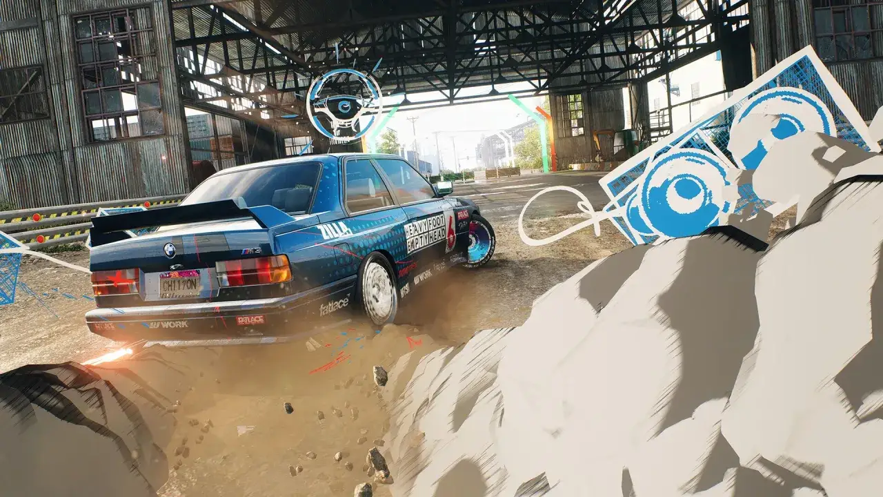 Niebieskie BMW M3 z naklejkami w stylu Need for Speed Unbound PS4 driftuje po brudnym torze.